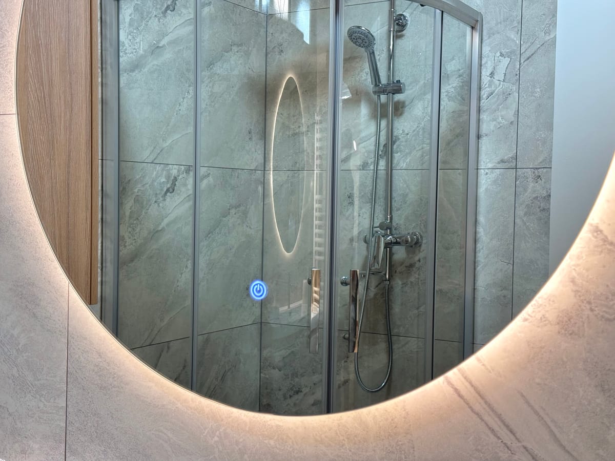 Shower cabin with shower fittings